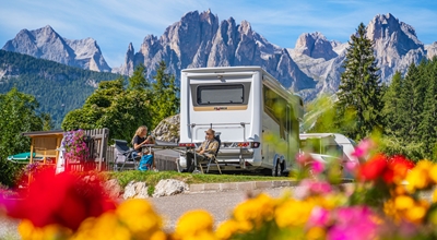 I giovani riscoprono il campeggio. Boom di acquisti di roulotte e camper I giovani riscoprono il campeggio. Boom di acquisti di roulotte e camper