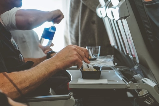 Anche Austrian Airlines abolisce lo spuntino in economy Anche Austrian Airlines abolisce lo spuntino in economy