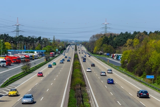 Meno prenotazioni in agenzia, più viaggi in auto